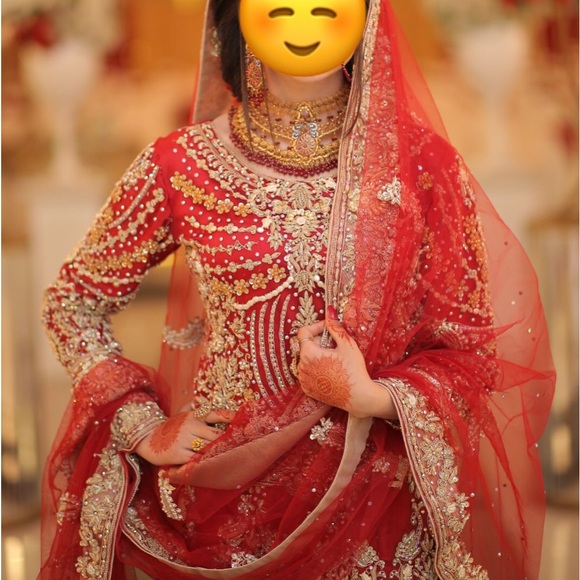 Traditional Pakistani Indian bridal lehenga in red - Picture 2 of 16